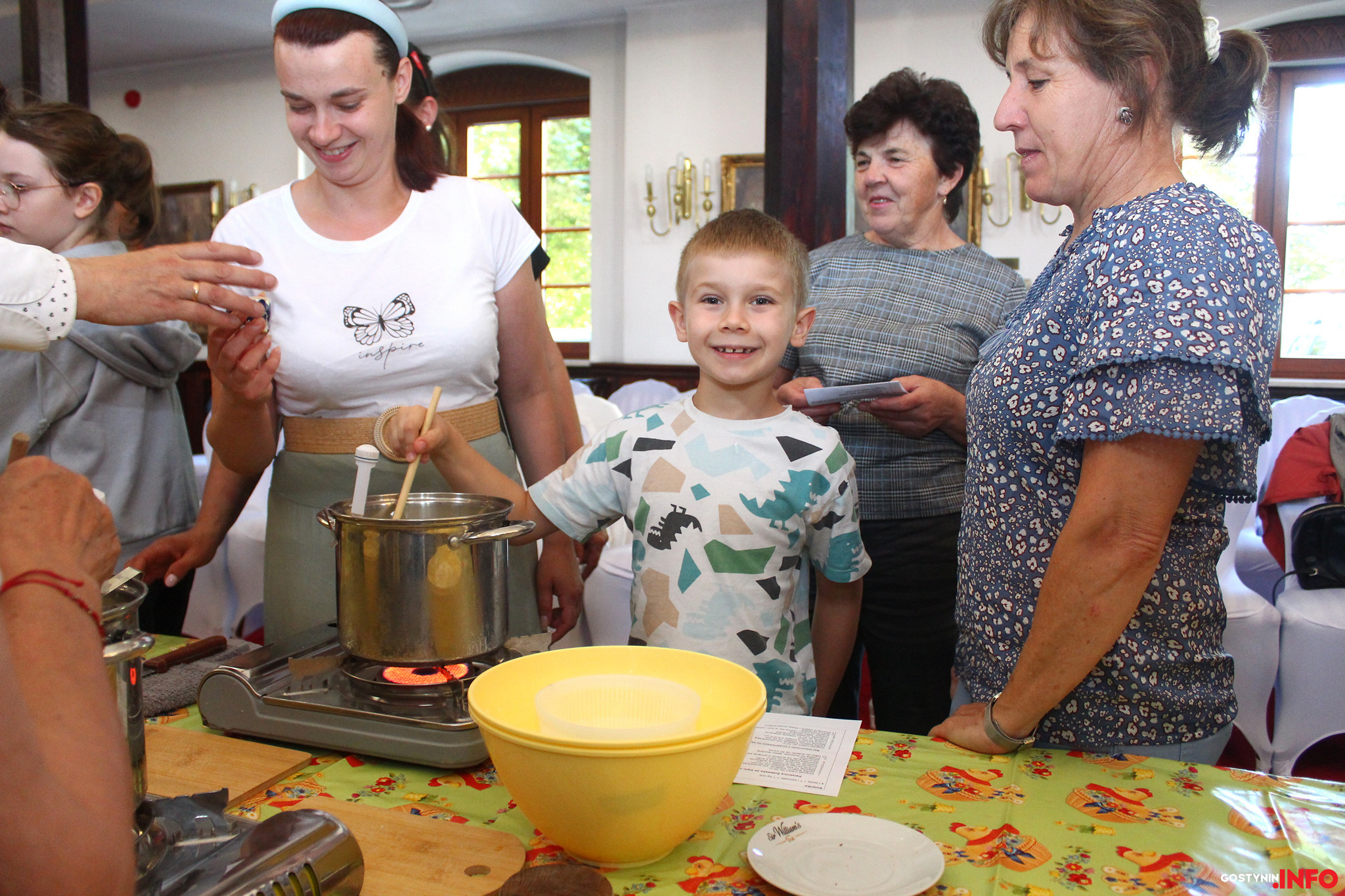 Domowe serowarstwo w zamkowej scenerii. Uczestnicy poznali tajniki produkcji
